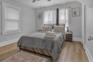 Elegant 5 bedrooms Home Near Millikin Univ - Decatur - 5