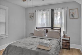 Elegant 5 bedrooms Home Near Millikin Univ - Decatur - 1