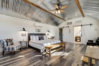 Holy Cow Cottage with Amazing Hill Country Views - Tivydale - 5