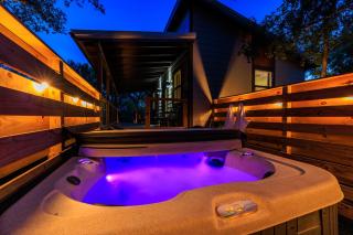 Rivers Edge Cottages with Hot Tub - Tivydale - 1