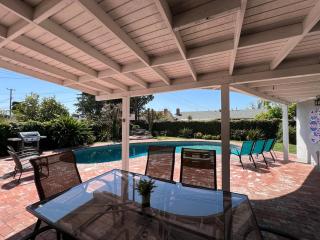 Anaheim California, Beautiful Pool Home, Short Walk to Disney - 5