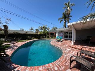 Anaheim California, Beautiful Pool Home, Short Walk to Disney - 3