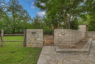 Town Creek Cabin Walk to Main St - Fredericksburg - 7