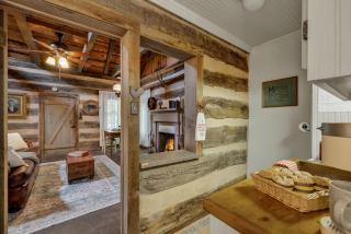 Town Creek Cabin Walk to Main St - Fredericksburg - 1