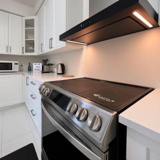 Brand New 4 bedroom Villa by Hamilton Airport! - Hamilton - 1