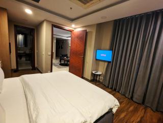 One Bedroom Luxury Apartment Gold Crest Mall DHA Phase 4 Lahore - Lahore - 2