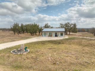 Hill Country Hideaway with Fire Pit and Hot Tub! - Fredericksburg - 4