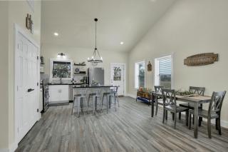 Hill Country Hideaway with Fire Pit and Hot Tub! - Fredericksburg - 3
