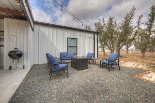 Hill Country Hideaway with Fire Pit and Hot Tub! - Fredericksburg - 2