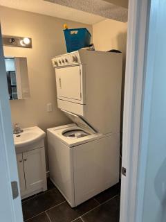 Charm Private Room in Beaumont near YEG Airport with Shared Bathroom and Shared Kitchen - Nisku - 8
