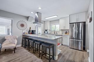 3BR Beach House Spacious & Steps from Sand - 6