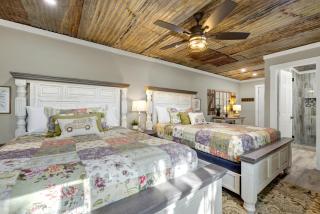 Shady Lane Lodge: Hot-Tub and Game Room Wheelchair Access - Fredericksburg - 6