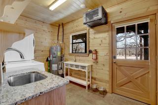 Shady Lane Lodge: Hot-Tub and Game Room Wheelchair Access - Fredericksburg - 3