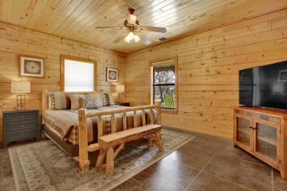 Shady Lane Lodge: Hot-Tub and Game Room Wheelchair Access - Fredericksburg - 1