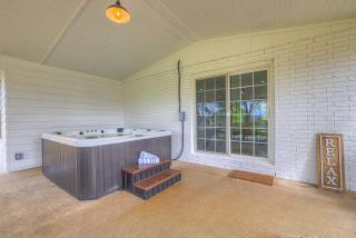 River Oaks Retreat with Hot Tub - Fredericksburg - 8