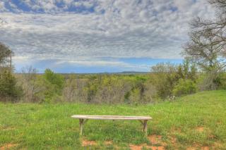 River Oaks Retreat with Hot Tub - Fredericksburg - 7