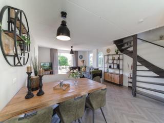 Holiday Home in Quiet Park with Garden - Wemeldinge - 1