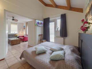 Holiday Home in Quiet Park with Garden - Wemeldinge - 2
