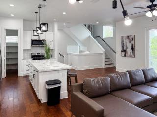 Rooftop Retreat with Downtown Views - Houston - 0