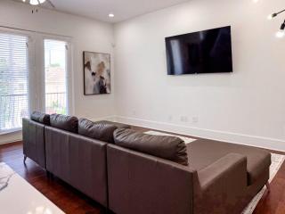 Rooftop Retreat with Downtown Views - Houston - 6