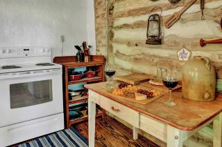 Historic Log Cabin Retreat Near Town on 5 Acres! - Fredericksburg - 6