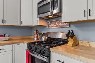 Sweet Cherry Escape | JZ Vacation Rentals - Warrenton - 1