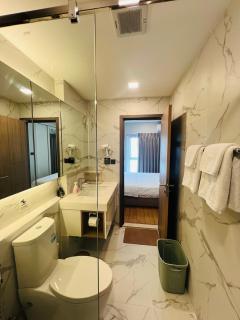Luxury One-Bedroom Suite at Astra Sky River Infinity Pool, Work-Friendly, Near Old Town - 2