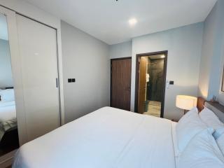 Luxury One-Bedroom Suite at Astra Sky River Infinity Pool, Work-Friendly, Near Old Town - 4