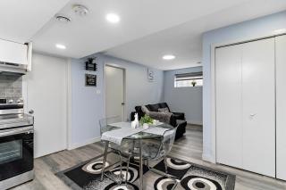 The Cozy Cove - Modern Private Basement Suite with Comfort & Charm, Free Parking, WiFi, Netflix Close to airport & 18 minutes to West Edmonton Mall - 0