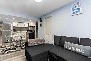 The Cozy Cove - Modern Private Basement Suite with Comfort & Charm, Free Parking, WiFi, Netflix Close to airport & 18 minutes to West Edmonton Mall - Edmonton - 9