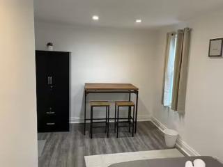 Laguardia Room 2 - 4