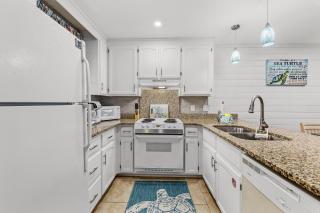 Short Walk to The Beach! Community Pool! Sleeps 6! - Panama City Beach - 9
