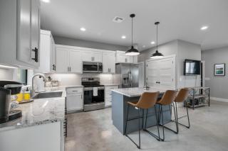 Luxury Home 3blck from Main St with FirePit - Fredericksburg - 7