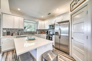 Upscale 5BR Home on Lake Travis with HotTub & Lake Views - Lago Vista - 9