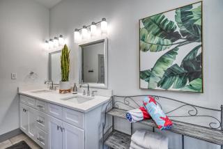 Upscale 5BR Home on Lake Travis with HotTub & Lake Views - Lago Vista - 7
