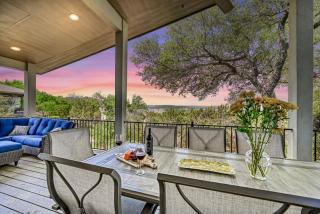Upscale 5BR Home on Lake Travis with HotTub & Lake Views - Lago Vista - 5