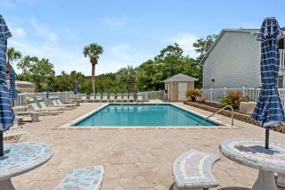 Short Walk to The Beach! Community Pool! Sleeps 6! - Panama City Beach - 5