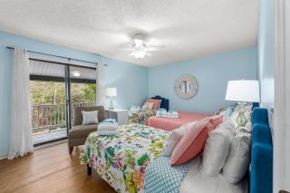 Short Walk to The Beach! Community Pool! Sleeps 6! - Panama City Beach - 1