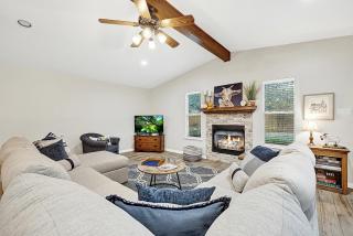 The Billie Goat Haus - Hot Tub -Steps to Main St! - Fredericksburg - 3
