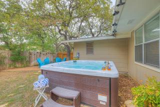 The Billie Goat Haus - Hot Tub -Steps to Main St! - Fredericksburg - 2