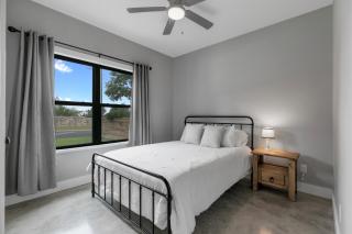 Luxury Home 3blck from Main St with FirePit - Fredericksburg - 2
