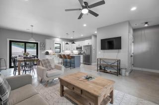 Luxury Home 3blck from Main St with FirePit - Fredericksburg - 1
