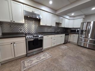 Three Bedrooms House in Mississauga with free parking Conveniently located with easy access to the airport downtown Toronto major malls and highways for a seamless stay - 3