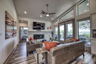 Upscale 5BR Home on Lake Travis with HotTub & Lake Views - Lago Vista - 1