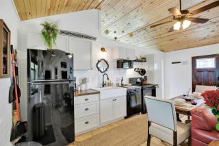 3 Acres of Luxury and Views in Fred Wine Country! - Fredericksburg - 2