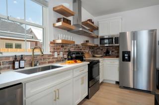 Luxury Escape at The Noir: 3BR, Hot Tub, & Steps from Main St! - Fredericksburg - 6