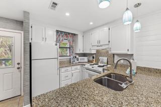 Short Walk to The Beach! Community Pool! Sleeps 8! - 1