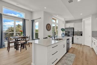 Stunning Lake Home with Pool-Beach-Gym-Boat Access - Leander - 4