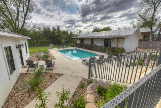 Schubert Inn-Main with Pool and Grill - 2Blks to Main - Fredericksburg - 2