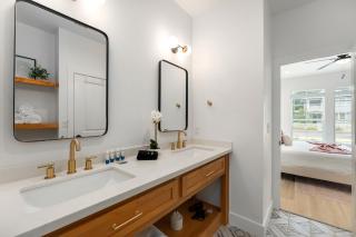Rosé Retreat: Luxurious Getaway for 6, Hot Tub, Steps to Main Street - Fredericksburg - 7